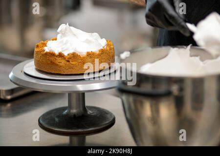Catering-Koch bereitet wichtige Limettenkuchen in der Profi-Küche zu Stockfoto