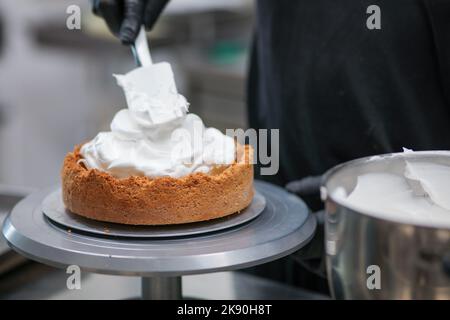 Catering-Koch bereitet wichtige Limettenkuchen in der Profi-Küche zu Stockfoto