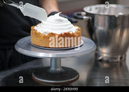 Catering-Koch bereitet wichtige Limettenkuchen in der Profi-Küche zu Stockfoto