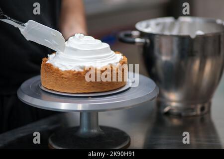 Catering-Koch bereitet wichtige Limettenkuchen in der Profi-Küche zu Stockfoto