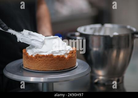 Catering-Koch bereitet wichtige Limettenkuchen in der Profi-Küche zu Stockfoto