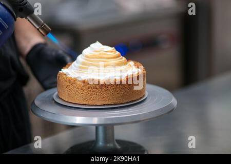 Mürbeteig mit Zitronenquark und Limettensauge Stockfoto