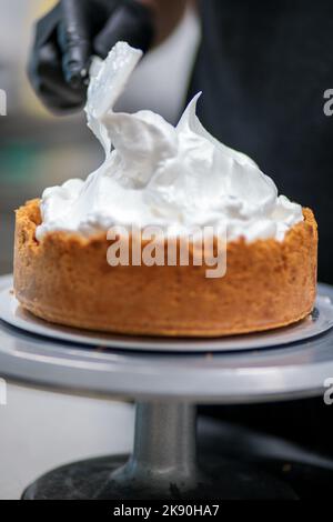 Catering-Koch bereitet wichtige Limettenkuchen in der Profi-Küche zu Stockfoto