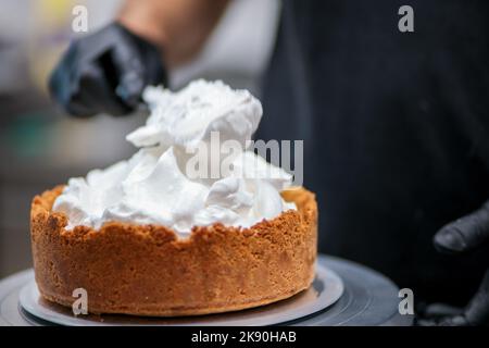 Catering-Koch bereitet wichtige Limettenkuchen in der Profi-Küche zu Stockfoto