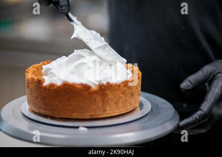 Catering-Koch bereitet wichtige Limettenkuchen in der Profi-Küche zu Stockfoto