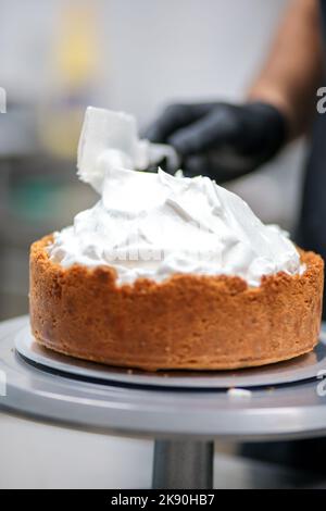 Catering-Koch bereitet wichtige Limettenkuchen in der Profi-Küche zu Stockfoto