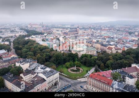 Krakau, Kleinpolen, Polen - September 22 2022: Luftaufnahme der Krakauer Altstadt. Drohnenaufnahme von Planty, Floryjan Straszewski Monument, Juliusz Slowac Stockfoto