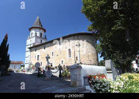 Kirche Notre-Dame-de-L'Assomption aus dem 13.. Jahrhundert, gegründet von Nobertine (Pémontrè) Mönchen, größtenteils im 16.. Und 17.. Jahrhundert, Ainhoa, Frankreich, umgebaut Stockfoto