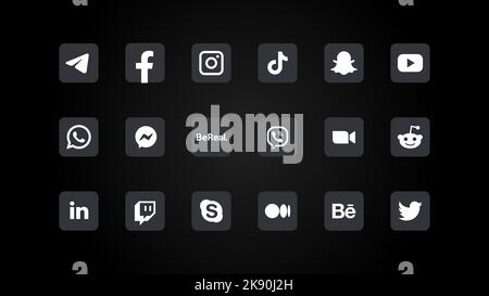 Sammlung von populären Social Media und Botschafter Logos Illustrationen. Realistisches Editorial-Set. Einfarbige quadratische Tasten in Grau und Weiß mit abgerundeten Ecken auf schwarzem Hintergrund. Web-Element für mobile Anwendungen. Vektorgrafik Stock Vektor