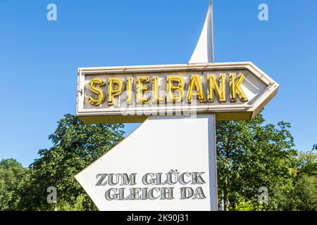 BAD HOMBURG, DEUTSCHLAND - 27. JUNI 2016: Pfeil mit Schild zur Spielbank in Bad Homburg, Deutschland. Die Spielbank wurde 1841 eröffnet und ist eine der ältesten Stockfoto
