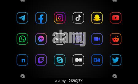 Sammlung von populären Social Media und Botschafter Logos Illustrationen. Realistisches Editorial-Set auf schwarzem Hintergrund. Transparente, farbenfrohe quadratische Neonknöpfe mit abgerundeten Ecken auf schwarzem Hintergrund. Mobile Anwendungen. Vektorgrafik Stock Vektor