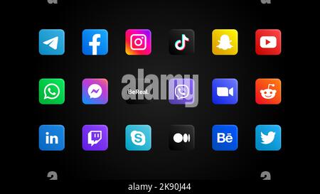 Sammlung von populären Social Media und Botschafter Logos Illustrationen. Realistisches Editorial-Set. Benutzeroberfläche. Bunte quadratische Knöpfe mit abgerundeten Ecken auf schwarzem Hintergrund. Web-Element für mobile Anwendungen. Vektorgrafik Stock Vektor