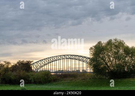 Eisenbahnbrücke über den Rhein bei Arnheim Stockfoto