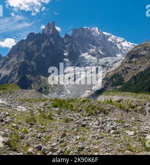 Das Mont-Blanc-Massiv und der Brenva-Gletscher aus dem Val Ferret-Tal - Entreves in Italien. Stockfoto