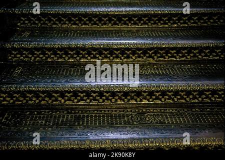 Blick auf die antike Metalltreppe mit reich verzierten schwarzen schmiedeeisernen Stufen. Nahaufnahme von vorne. Treppen führen nach oben. Stockfoto