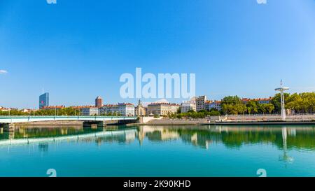 FRANKREICH, LYON - 31. AUG 2016: Rhone in Frankreich mit Blick von der Universitätsbrücke zum Zentrum von Nautique. Stockfoto