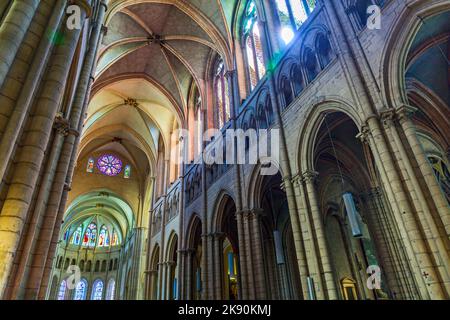 LYON, FRANKREICH - SEP 2, 2016: Im Kirchenschiff der Kathedrale Saint-Jean-Baptiste de Lyon - Saint John Stockfoto