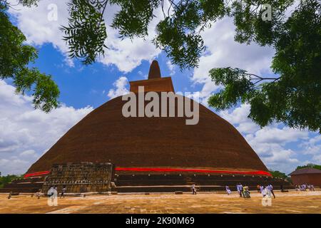 Panoramablick auf die Jethawanaramaya Dagaba in Anuradhapura, Sri Lanka Stockfoto