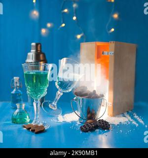 Weingläser mit bunter Flüssigkeit und Rauch. Blautöne. Weinbar, Weinladen, verrückte Party Stockfoto