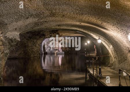 SONDERSHAUSEN, DEUTSCHLAND - SEP 18, 2016: Statue der religiösen heiligen Barbara im Salzsee im Bergbauwerk Sondershausen in Deutschland. Wiedereröffnet als Touri Stockfoto