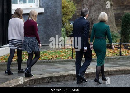 London, Großbritannien. 25.. Oktober 2022. Liz Truss geht weg, nachdem sie ihre letzte Erklärung als Premierministerin vor der Downing Street 10 abgegeben hat, um König Charles III im Buckingham Palace zu treffen. Rishi Sunak wurde zum Vorsitzenden der Konservativen ernannt und wurde damit Premierminister, nachdem er der einzige Kandidat war, der 100 Nominierungen von konservativen Abgeordneten erhielt, wie für den Führungswettbewerb festgelegt. Kredit: Mark Kerrison/Alamy Live Nachrichten Stockfoto