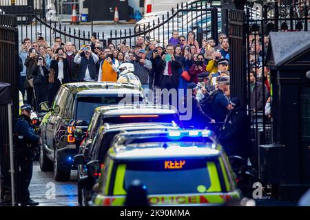 London, Großbritannien. 25.. Oktober 2022. Das Fahrzeug, das Liz Truss zum Treffen mit König Charles III am Buckingham Palace bringt, verlässt die Downing Street 10. Rishi Sunak wurde zum Vorsitzenden der Konservativen ernannt und wird damit Premierminister, nachdem er der einzige Kandidat war, der 100 Nominierungen von konservativen Abgeordneten erhalten hat, wie für den Führungswettbewerb festgelegt. Kredit: Mark Kerrison/Alamy Live Nachrichten Stockfoto