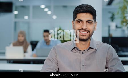 Selbstbewusstes glückliches arabisches Unternehmerporträt junger männlicher Top-Manager. Lächelnder Firmeninhaber, Startup-Geschäftsmann, Führer, erfolgreicher Mitarbeiter Stockfoto