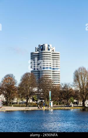 MÜNCHEN, DEUTSCHLAND - 28. NOV 2016: BMW Vierzylinderturm in München. Stockfoto