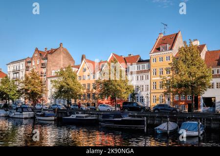 Kopenhagen, Dänemark - 2022. September: Historische Gracht- und Uferhäuser mit typischer dänischer Architektur im Stadtteil Christianshavn Stockfoto