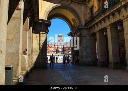 MADRID, SPANIEN - 24. MAI 2017: Dies ist einer der ältesten Bogengänge zur Plaza Mayor. Stockfoto