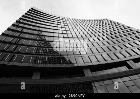 Eine Low-Angle-Aufnahme eines modernen Gebäudes auf dem True North Square in Winnipeg, Graustufenaufnahme Stockfoto