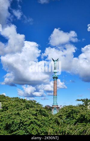 Kopenhagen, Dänemark - 2022. September: Die Iver Huitfeldt-Gedächtnissäule in einem Stadtpark Stockfoto