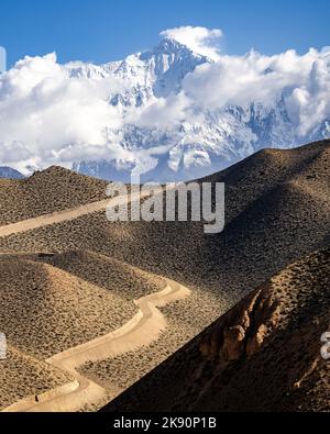 Eine vertikale Aufnahme der Wanderwege auf den Annapurna- und Nilgiri-Bergketten im Himalaya, Nepal Stockfoto