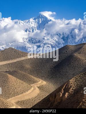 Eine vertikale Aufnahme der Wanderwege auf den Annapurna- und Nilgiri-Bergketten im Himalaya, Nepal Stockfoto