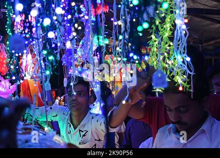 Mumbai, Maharashtra, Indien. 22. Oktober 2022. Ein Mann zeigt auf die Lichter, die auf den Straßen von Mumbai zum Verkauf gehalten werden. Diwali wird als Lichterfest gefeiert, Hindus schmücken ihr Zuhause mit irdenen Lampen und bunten Laternen in verschiedenen Formen und Größen. Diwali symbolisiert den Sieg des Lichts über die Dunkelheit. (Bild: © Ashish Vaishnav/SOPA Images via ZUMA Press Wire) Stockfoto