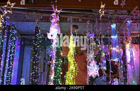 Mumbai, Maharashtra, Indien. 22. Oktober 2022. Ein Mann sah hängende Lichter zum Verkauf auf den Straßen von Mumbai. Diwali wird als Lichterfest gefeiert, Hindus schmücken ihr Zuhause mit irdenen Lampen und bunten Laternen in verschiedenen Formen und Größen. Diwali symbolisiert den Sieg des Lichts über die Dunkelheit. (Bild: © Ashish Vaishnav/SOPA Images via ZUMA Press Wire) Stockfoto