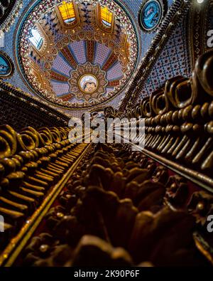 Eine Aufnahme der Wände und der Decke des Santuario Diocesano de Nuestra Senora de Guadalupe (Diözesanheiligtum unserer Lieben Frau von Guadalupe) Stockfoto