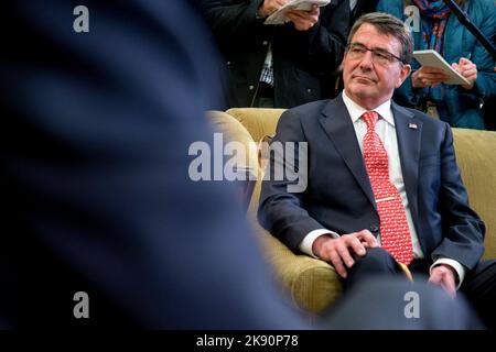 US-Verteidigungsminister Ashton Carter hört zu, wie US-Präsident Barack Obama, nicht abgebildet, während eines Treffens im Oval Office des Weißen Hauses in Washington, DC, USA, am Dienstag, den 17. Februar, 2015. Carter, heute als Verteidigungsminister vereidigt, erbt eine Reihe von Verteidigungs- und außenpolitischen Herausforderungen, die wahrscheinlich dazu beitragen werden, die verbleibenden zwei Jahre Obamas Präsidentschaft zu definieren.Quelle: Andrew Harrer/Pool via CNP /MediaPunch Stockfoto