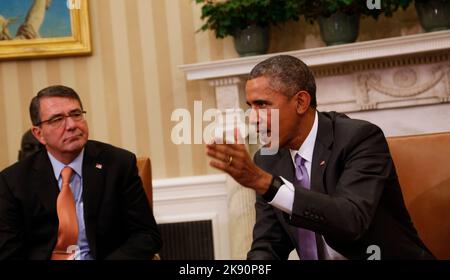 Der US-Präsident Barack Obama gibt nach einem Treffen mit dem Verteidigungsminister Ashton Carter (R) im Oval Office des Weißen Hauses am 3. März 2015 in Washington DC eine Erklärung ab. Quelle: Aude Guerrucci/Pool via CNP /MediaPunch Stockfoto