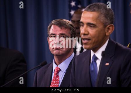 US-Verteidigungsminister Ashton Carter, links, sieht zu, wie Präsident Barack Obama, rechts, nach einem Treffen mit Mitgliedern seines nationalen Sicherheitsteams bezüglich des IS am Montag, dem 6. Juli 2015, im Pentagon in Washington, DC, eine Stellungnahme abgibt. Kredit: Drew Angerer/Pool via CNP /MediaPunch Stockfoto