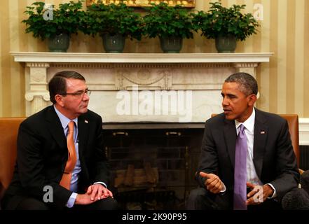 Der US-Präsident Barack Obama gibt nach einem Treffen mit dem Verteidigungsminister Ashton Carter (L) und dem US-Armeegeneral Martin Dempsey (unseen) im Oval Office des Weißen Hauses in Washington DC am 3. März 2015 eine Erklärung ab.Quelle: Aude Guerrucci/Pool via CNP /MediaPunch Stockfoto