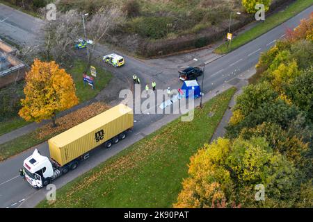 Northgate, Aldridge, Oktober 25. 2022. - Die Polizei errichtete mehrere forensische Zelte, in denen ein Mann in den Sechzigern von einem Lastwagen, der entlang Northgate in Aldridge, West Mids, reiste, am Dienstagmorgen um etwa 10,30am Uhr getroffen und getötet wurde. Zwei Krankenwagen und ein Sanitäter wurden an den Ort der Kollision geschickt, wo sie einen Mann mit sehr schweren Verletzungen fanden, aber nichts konnte getan werden, um ihn zu retten, und er wurde am Tatort tot bestätigt. Die Polizei von West Midlands sagte: „Wir bitten um Informationen, nachdem heute Morgen (25. Oktober) ein Mann gestorben ist, nachdem er von einem Lastwagen in Aldridge getroffen wurde. „Es geschah in der Nähe des Stockfoto