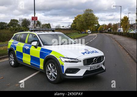 Northgate, Aldridge, Oktober 25. 2022. - Die Polizei errichtete mehrere forensische Zelte, in denen ein Mann in den Sechzigern von einem Lastwagen, der entlang Northgate in Aldridge, West Mids, reiste, am Dienstagmorgen um etwa 10,30am Uhr getroffen und getötet wurde. Zwei Krankenwagen und ein Sanitäter wurden an den Ort der Kollision geschickt, wo sie einen Mann mit sehr schweren Verletzungen fanden, aber nichts konnte getan werden, um ihn zu retten, und er wurde am Tatort tot bestätigt. Die Polizei von West Midlands sagte: „Wir bitten um Informationen, nachdem heute Morgen (25. Oktober) ein Mann gestorben ist, nachdem er von einem Lastwagen in Aldridge getroffen wurde. „Es geschah in der Nähe des Stockfoto