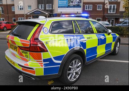 Northgate, Aldridge, Oktober 25. 2022. - Die Polizei errichtete mehrere forensische Zelte, in denen ein Mann in den Sechzigern von einem Lastwagen, der entlang Northgate in Aldridge, West Mids, reiste, am Dienstagmorgen um etwa 10,30am Uhr getroffen und getötet wurde. Zwei Krankenwagen und ein Sanitäter wurden an den Ort der Kollision geschickt, wo sie einen Mann mit sehr schweren Verletzungen fanden, aber nichts konnte getan werden, um ihn zu retten, und er wurde am Tatort tot bestätigt. Die Polizei von West Midlands sagte: „Wir bitten um Informationen, nachdem heute Morgen (25. Oktober) ein Mann gestorben ist, nachdem er von einem Lastwagen in Aldridge getroffen wurde. „Es geschah in der Nähe des Stockfoto