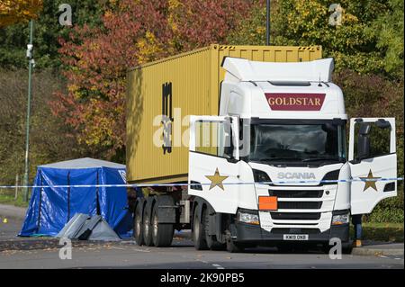 Northgate, Aldridge, Oktober 25. 2022. - Die Polizei errichtete mehrere forensische Zelte, in denen ein Mann in den Sechzigern von einem Lastwagen, der entlang Northgate in Aldridge, West Mids, reiste, am Dienstagmorgen um etwa 10,30am Uhr getroffen und getötet wurde. Zwei Krankenwagen und ein Sanitäter wurden an den Ort der Kollision geschickt, wo sie einen Mann mit sehr schweren Verletzungen fanden, aber nichts konnte getan werden, um ihn zu retten, und er wurde am Tatort tot bestätigt. Die Polizei von West Midlands sagte: „Wir bitten um Informationen, nachdem heute Morgen (25. Oktober) ein Mann gestorben ist, nachdem er von einem Lastwagen in Aldridge getroffen wurde. „Es geschah in der Nähe des Stockfoto