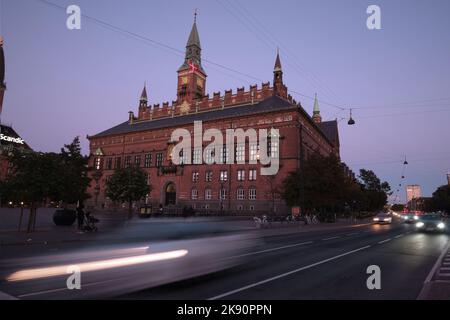 Kopenhagen, Dänemark - 2022. September: Nach Sonnenuntergang Blick auf das Kopenhagener Rathaus (Kobenhavns Radhus) am Rathausplatz Stockfoto