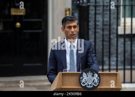 London, England, Großbritannien. 25. Oktober 2022. RISHI SUNAK wird gesehen, wie er eine Erklärung vor der Downing Street 10 abgibt, als er nach einem Treffen mit König Charles III. Premierminister des Vereinigten Königreichs wird (Bild: © Tayfun Salci/ZUMA Press Wire) Stockfoto