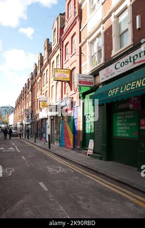 Brick Lane, Tower Hamlets, East End, London - Dies war schon immer ein Gebiet, in dem sich Einwanderer aus vielen Teilen der Welt niedergelassen haben, da es sich um ein armes Gebiet handelt Stockfoto