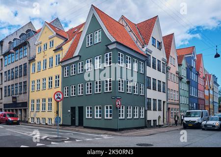 Kopenhagen, Dänemark - 2022. September: Traditionelle, typisch dänische Reihenhäuser in der Landemarket Street in der Altstadt in der Nähe von Rosenborg Slot Stockfoto