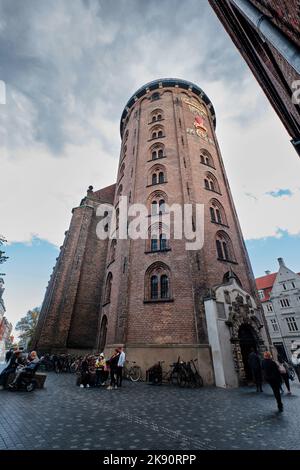 Kopenhagen, Dänemark - 2022. September: Blick auf den runden Turm von Rundetaarn, der aus dem 17.. Jahrhundert als astronomisches Observatorium erbaut wurde Stockfoto